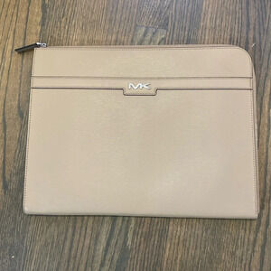 NEW Michael Kors COOPER Large Zip Laptop Case in Camel Textured